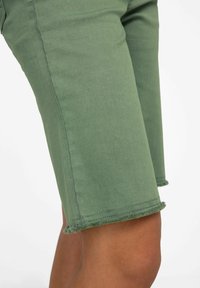 LAURASØN BERMUDA FRANSENSAUM ELASTIKBUND - Shorts vaqueros - khaki