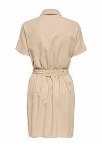 Robe beige à manches courtes avec col et ceinture en tissu, taille froncée, vue de dos sur un fond blanc.