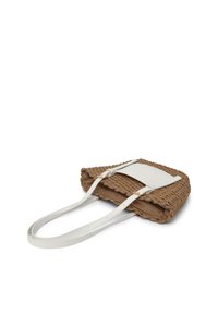 Sac à main tissé marron avec des accents en cuir blanc, de forme rectangulaire, base plate et doubles sangles pour les épaules. Surface texturée avec un design minimal.
