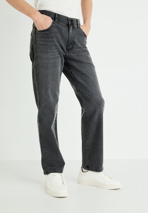 Jeans in denim grigio con taglio dritto, caratterizzati da un classico design a cinque tasche e una texture leggermente scolorita. Indossati con sneakers bianche.