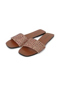 Sandales à semelles plates avec une tige tressée multicolore dans des tons beiges et rouges, dotées d'un confort de semelle en simili cuir marron et d'une semelle extérieure noire.