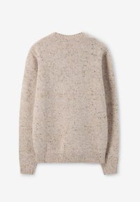 Beige melierter Strickpullover mit langen Ärmeln, gerippten Bündchen, Saum und Rundhalsausschnitt, flach ausgelegt und von der Rückseite gezeigt.