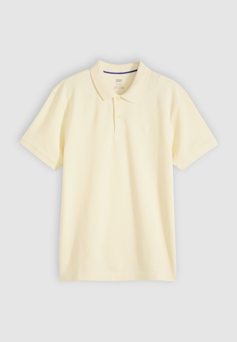 Polo à manches courtes jaune pâle avec col et patte de boutonnage à deux boutons présenté sur un fond gris clair.
