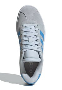 Sneaker in suede grigio con strisce azzurro chiaro. Caratterizzato da lacci piatti, linguetta imbottita e interno testurizzato. Suola in gomma leggera.