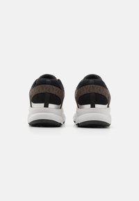 MICHAEL Michael Kors SAMI - Sporta apavi - brown