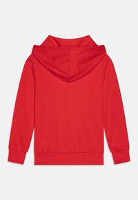 Sudadera roja con mangas largas, un gran capucha y un dobladillo acanalado. Hecha de un tejido suave, con una textura lisa y sin patrones visibles.