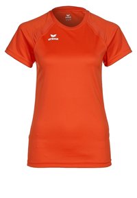 Camiseta atlética naranja hecha de material sintético. Manga corta, cuello redondo, con detalles de malla y un logo en la parte delantera.