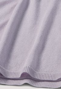 Helles lila gestrickter Stoff mit einer strukturierten Oberfläche, mit einem gerippten Rand. Das Material wirkt weich und flexibel und zeigt sanfte Falten.