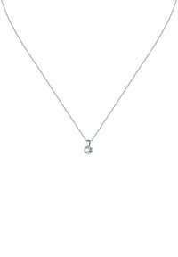 Silberne Halskette mit feiner Kette, ausgestattet mit einem kleinen, runden, klaren Kristallanhänger, der in Krallen gefasst ist und Licht auf einem weißen Hintergrund reflektiert.