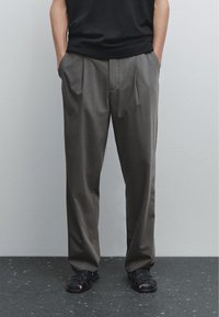 Massimo Dutti - RELAXED FIT DARTS - Trousers - dark grey Thumbnail Image 1