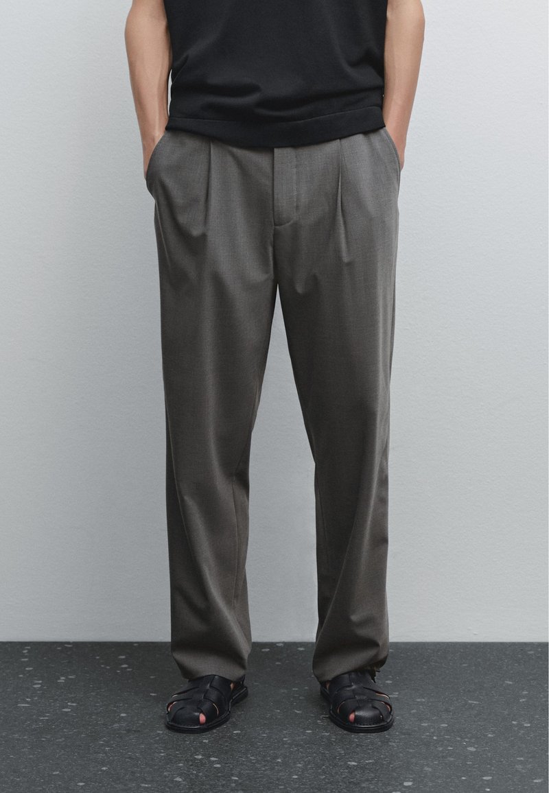 Massimo Dutti - RELAXED FIT DARTS - Trousers - dark grey, Enlarge