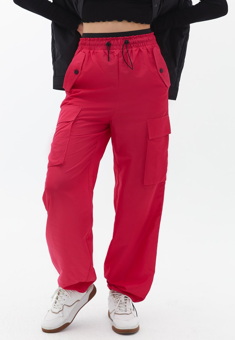 OXXO MIT HOHER TAILLENFORM Pantalones cargo bright rose/rosa