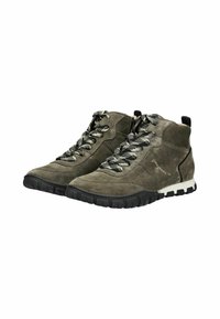 Mid-top Schuhe aus olivgrünem Wildleder mit kontrastierenden schwarzen Gummisohlen, ausgestattet mit strukturierten schwarz-weißen Schnürsenkeln und einer Fersenschlaufe.