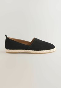 Musta mokkanahkainen liukuva kenkä, jossa on espadrille-tyylinen juutti-pohja. Ominaisuuksiin kuuluu sileä pinta ja hillitty vihreä ommel reunan ympäri sekä pyöristetty kärki.