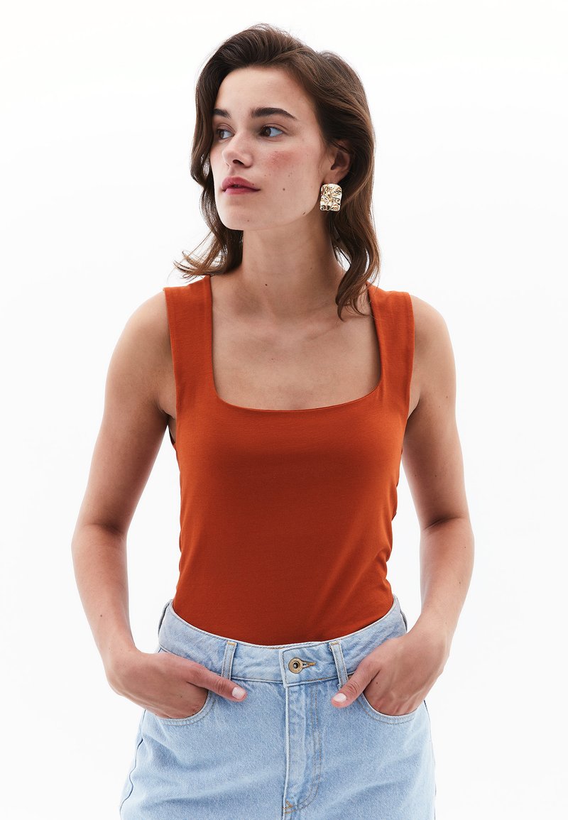 OXXO SQUARE NECK SINGLET - Toppi - potters clay