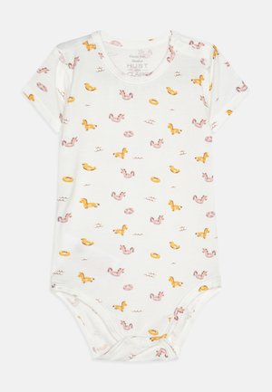 Kortermet heldrakt i mykt hvitt stoff med et lekent trykk av rosa og gule flyteelementer og dyr, rund halslinning og trykknapplukking.