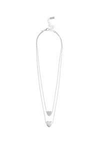 Collier à plusieurs couches en argent avec un pendentif en forme de cœur lisse et un charme en forme de cœur texturé sur des chaînes délicates. Fermoir ajustable à l'arrière.