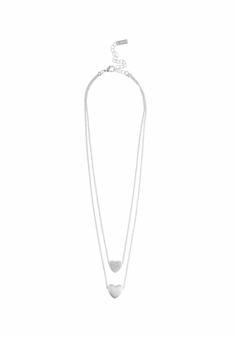Collier à plusieurs couches en argent avec un pendentif en forme de cœur lisse et un charme en forme de cœur texturé sur des chaînes délicates. Fermoir ajustable à l'arrière.