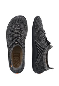 Czarno-szare dzianinowe buty z elastyczną czarną podeszwą, zaokrąglonym noskiem i wzmocnionym piętem. Posiadają sznurowadła oraz wyściółkę z miękkiego, teksturowanego materiału.