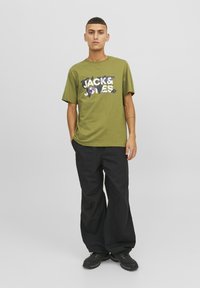 Jack & Jones JCODUST CREW NECK - T-shirt med print - olive branch
