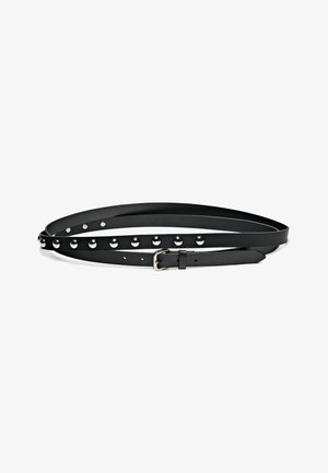 Ceinture en cuir noir ornée de clous ronds argentés espacés uniformément sur toute sa longueur, avec une boucle rectangulaire argentée, sur fond blanc.