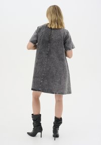 My Essential Wardrobe MALOMW - Džinsa auduma kleita - medium grey retro wash