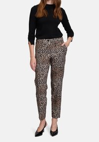 Pantalones de estampado de leopardo en una tela ligera con corte slim, que cuentan con bolsillos laterales y una combinación de colores en beige y marrón neutro.