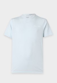 Ανοιχτό μπλε μπλουζάκι Calvin Klein με κοντά μανίκια, μικρό λευκό λογότυπο στο αριστερό στήθος και στρογγυλή λαιμόκοψη.