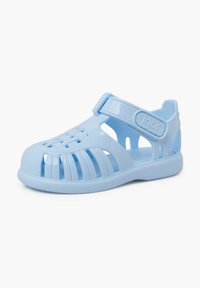 Svetlo modre, plastične sandale z odprto zasnovo, ki imajo izreze za prezračevanje in Velcro trak za varen oprijem.