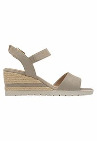 Sandales compensées beiges avec une tige en daim, une bride de cheville adjustable et une semelle intermédiaire en jute tissé. Semelle extérieure en caoutchouc avec des rainures texturées pour une meilleure adhérence.
