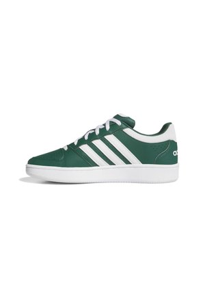 Zapatilla baja Adidas en verde y blanco con cordones blancos, tres rayas blancas en el lateral y suela blanca.