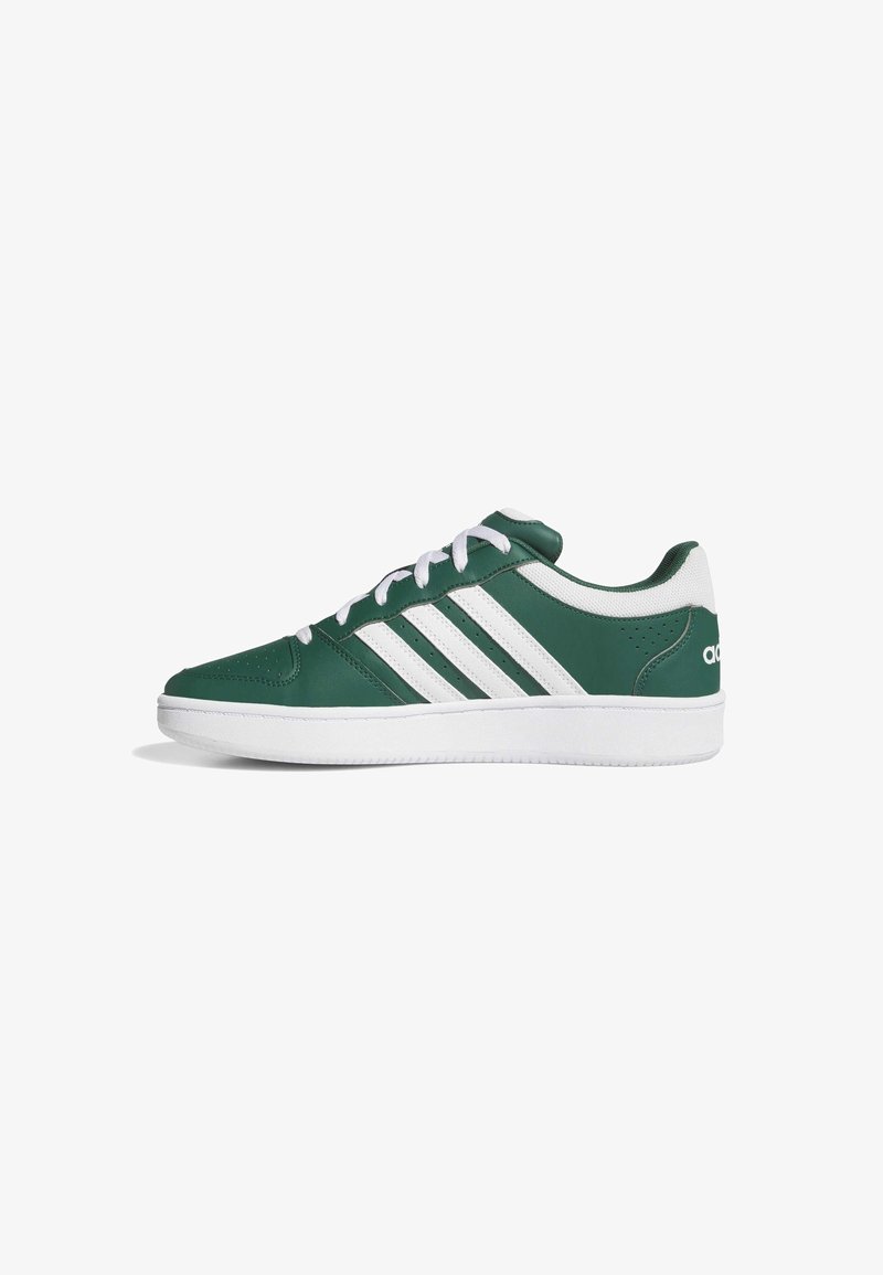 Zapatilla baja Adidas en verde y blanco con cordones blancos, tres rayas blancas en el lateral y suela blanca.