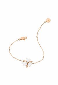 Pulsera de cadena en oro rosa que presenta un colgante de flor blanca con una gema clara en el centro. La flor tiene cinco pétalos con un detallado sutil.