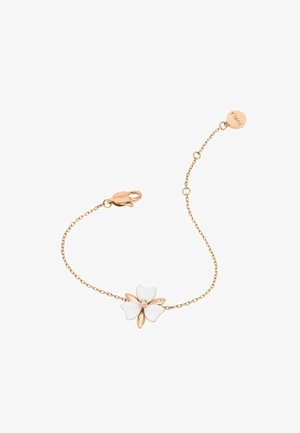 Pulsera de cadena en oro rosa que presenta un colgante de flor blanca con una gema clara en el centro. La flor tiene cinco pétalos con un detallado sutil.