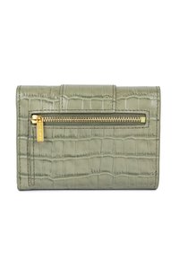Portefeuille vert olive en cuir embossé crocodile avec fermeture éclair dorée et détails de couture, présentant une forme rectangulaire compacte et une texture lisse.