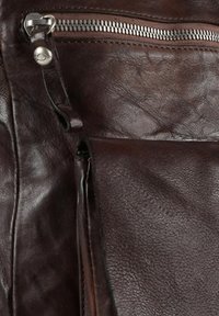 Borsa in pelle marrone scuro con tasca con cerniera, cuciture visibili e una texture liscia con accenti usurati. Il design è semplice e funzionale.