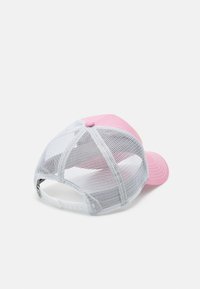 Casquette rose avec un dos en maille ; elle possède une visière incurvée et une sangle en plastique réglable. Comprend un bouton sur le dessus et des coutures renforcées.