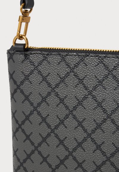 Coin de sac en cuir noir texturé avec fermeture éclair dorée et fermoir doré sur sangle en cuir noir, présentant un motif géométrique en croix.