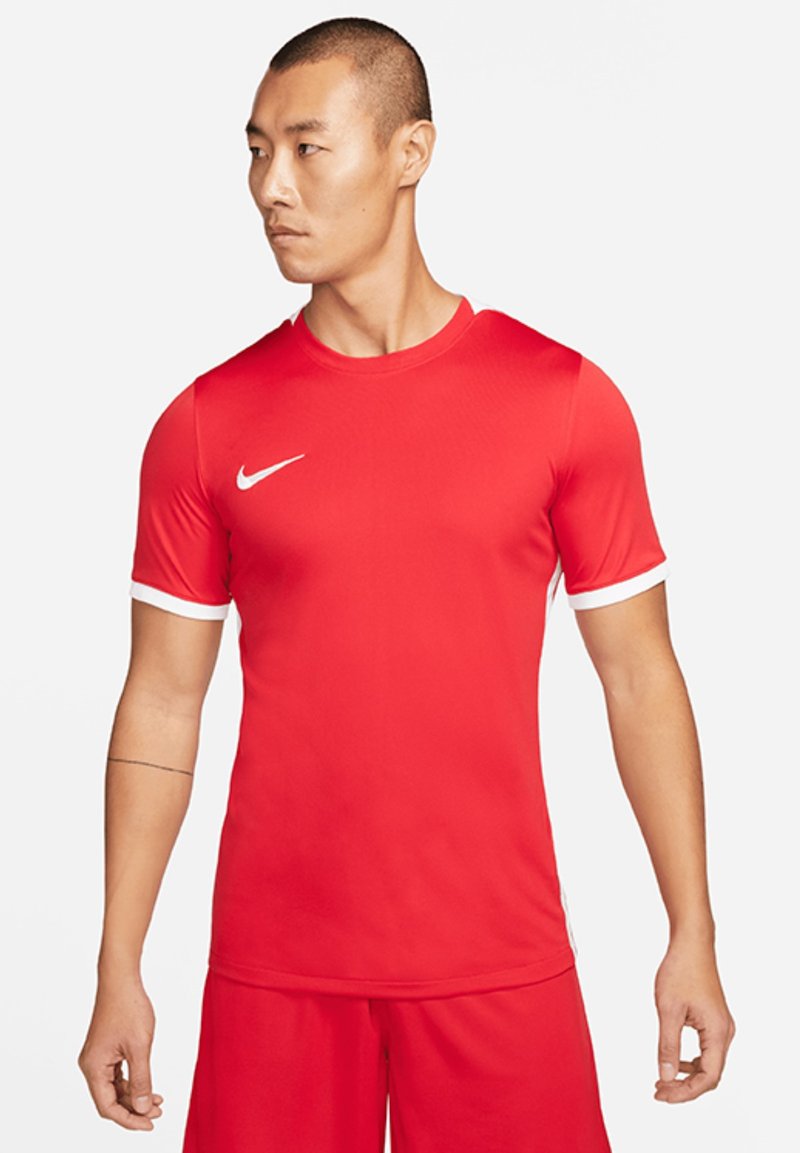 Rotes Sport-T-Shirt mit kurzen Ärmeln, das an den Ärmeln eine weiße Akzentfarbe und ein dezent angebrachtes Nike-Logo auf der Brust aufweist. Glattes, leichtes Material.