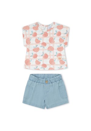 Conjunto para niño pequeño con camiseta de manga corta con estampado de melocotones y pantalones cortos azul claro con cintura elástica, bolsillos y botón.