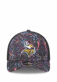 Casquette noire avec un motif éclaboussé coloré. Présente un logo de Viking jaune et violet à l'avant. Visière courbée, forme structurée.