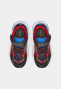 Kinder-Geox-Sneaker mit schwarzem, rotem, orangefarbendem und blauem Flammenmuster, schwarzen Schnürsenkeln, weißen Sohlen und rotem gepolstertem Knöchelkragen, Draufsicht.