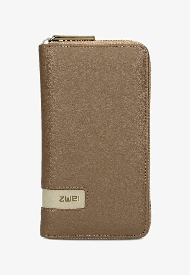 Portafoglio in pelle marrone con chiusura a zip, caratterizzato da una superficie liscia e una banda d'accento di colore più chiaro, impressa con il nome del marchio "Zwei."