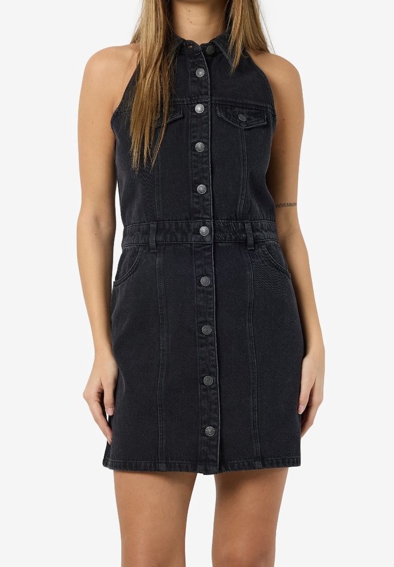 Černé džínové šaty s knoflíkovým zapínáním vpředu, bez rukávů, s límečkem, dvěma náprsními kapsami a облегченým pasem. Hladká textura, délka po kolena.