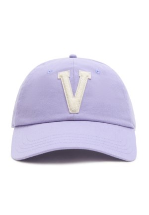 Lichtpaarse baseballpet met een crèmekleurige letter "V" patch in het midden van het voorpaneel.