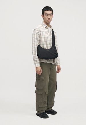 Rains, NISEKO TRAIL CROSSBODY BAG UNISEX - Чанта за носене през рамо - black