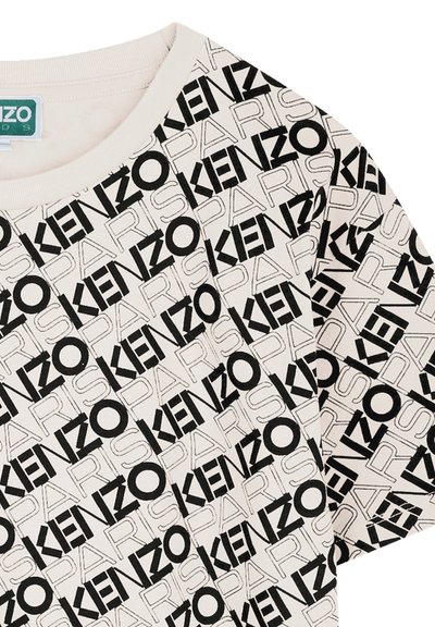 T-shirt blanc en coton, avec un motif de texte noir répété « KENZO » et « PARIS ». Encolure côtelée et manches courtes.