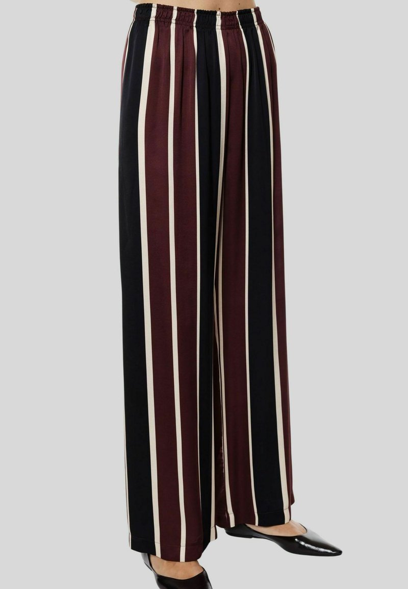Pantaloni a gamba larga in bordeaux e nero con righe verticali color crema; vita elastica; tessuto leggero; texture liscia.