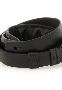 Cintura in pelle nera, texture liscia, con una patch logo visibile e dettaglio di cuciture. Design avvolgente, con una finitura elegante e minimalista.