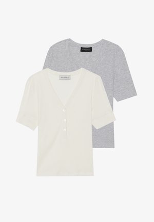 Kaks lühikeste varrukatega V-kaelusega T-särki, üks helesinise halliga ja sileda tekstuuriga, teine heledast valgest kangast nööpidetailide ja ribatekstuuriga.